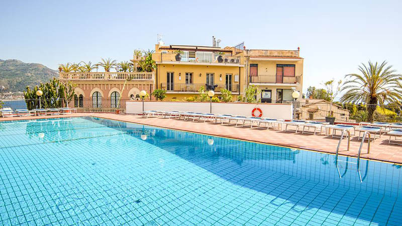 Dejlig udendrspool p Hotel Villa Esperia, Sicilien